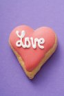 Biscoito com inscrição Amor — Fotografia de Stock