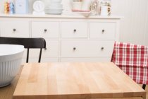 Kitchen scene with large chopping board on table — Stock Photo