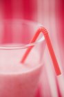 Полуничне молоко в склянці — стокове фото