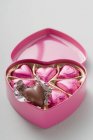 Chocolates en caja en forma de corazón - foto de stock