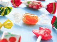 Nahaufnahme von verschiedenen Süßigkeiten auf blauer Oberfläche — Stockfoto
