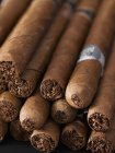 Vista de cerca de cigarros marrones en un montón - foto de stock