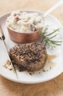 Steak poivré sur assiette — Photo de stock