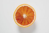 Die Hälfte der frischen Orange — Stockfoto