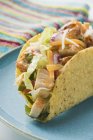 Vista close-up de frango Taco com legumes — Fotografia de Stock
