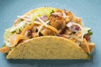 Closeup view of one chicken taco — Stock Photo