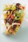 Taco avec garniture de légumes sur serviette en papier — Photo de stock