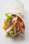 Wrap filled with chicken and peppers — Stock Photo