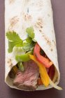 Wrap filled with beef and peppers — Stock Photo