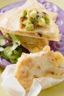 Huhn Quesadillas mit Guacamole — Stockfoto