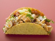 Primo piano vista di pollo Taco su sfondo rosa — Foto stock