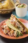Tacos de poulet sur assiette — Photo de stock