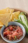 Salsa de tomate, nachos y chile fresco - foto de stock