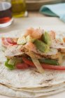 Nahaufnahme von Tortilla mit Huhn und Gemüse auf dem Tisch — Stockfoto