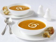 Karottensuppe mit saurer Sahne — Stockfoto