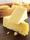 Кусочки сыра Чеддер — стоковое фото