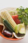 Zutaten für mexikanische Gerichte in Schüssel auf weißem Hintergrund — Stockfoto