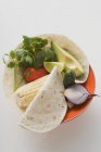 Maiskolben mit Avocado, Paprika, Kräutern, Zwiebeln und Limetten in Schüssel — Stockfoto