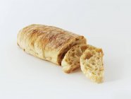 Pão de Ciabatta parcialmente fatiado — Fotografia de Stock
