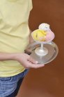 Menina segurando um sorvete misto sundae — Fotografia de Stock