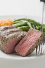 Steak de boeuf sur assiette — Photo de stock