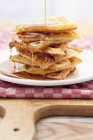 Waffles com xarope de bordo — Fotografia de Stock