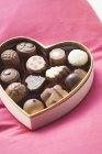 Шоколад у коробці у формі серця — стокове фото