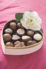 Chocolates em forma de coração caixa — Fotografia de Stock