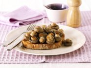 Funghi su pane tostato su piatto — Foto stock