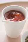 Ketchup em um pequeno jarro — Fotografia de Stock