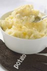 Purée de pommes de terre au beurre dans un bol — Photo de stock