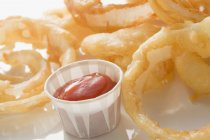 Anelli di cipolla fritti con ketchup — Foto stock