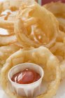 Anéis de cebola frita com ketchup — Fotografia de Stock