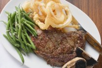 Steak aux haricots verts — Photo de stock