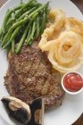 Rib-Eye Steak mit Bohnen — Stockfoto