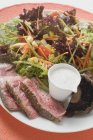 Steak salad with mushrooms — Stock Photo