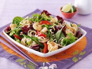 Vue rapprochée de la salade de légumes avec crevettes sur assiette — Photo de stock