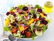 Vista close-up de salada de legumes coloridos com laranjas — Fotografia de Stock