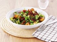 Salada de batata assada com alface — Fotografia de Stock