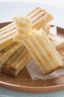 Tostadas de queso en bandeja - foto de stock