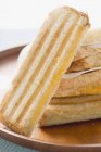 Сырные тосты на тарелке — стоковое фото