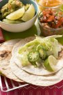 Vue rapprochée des ingrédients enveloppants avec de la salsa et du guacamole — Photo de stock