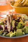 Tortilla-Salat auf blauem Teller über Holzoberfläche — Stockfoto