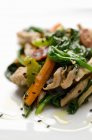 Жареные овощи с куриной грудью — стоковое фото