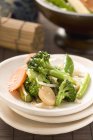 Тарелка овощей с кунжутом на белой тарелке — стоковое фото