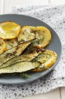 Konservierte Zucchini auf grauem Teller über Tisch — Stockfoto
