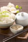 Gekochter weißer Reis mit Kräutern — Stockfoto