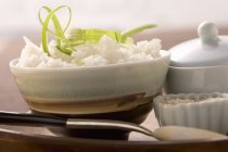 Варёный белый рис с травами — стоковое фото