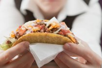 Woman holding mince taco — Stock Photo