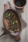 Gebratene Zucchini mariniert in Chermoula in hölzerner Schüssel über Handtuch — Stockfoto